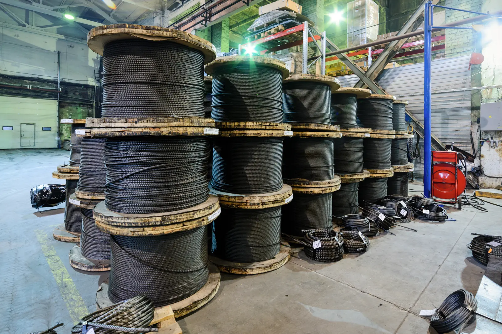 Elektrības kabeļu spoles vairumtirdzniecības noliktavā